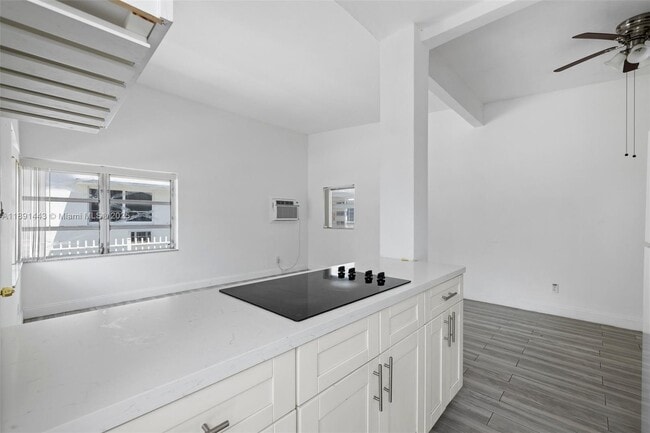 Foto del edificio - 8135 Crespi Blvd