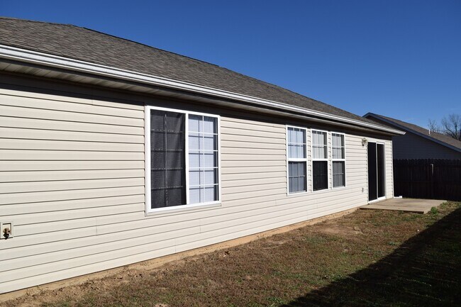 Foto del edificio - Spacious 3 bedroom 2 bathroom home