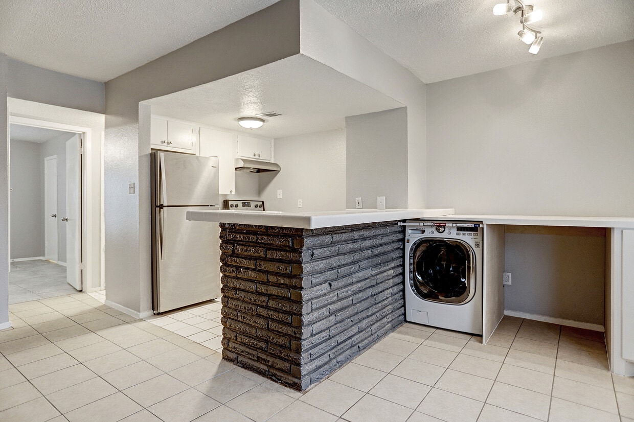 W/D with built in desk/folding area - 935 Byrne St