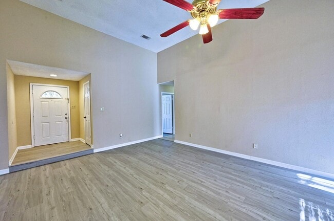 Foto del edificio - 9127 Kirkleigh Ln