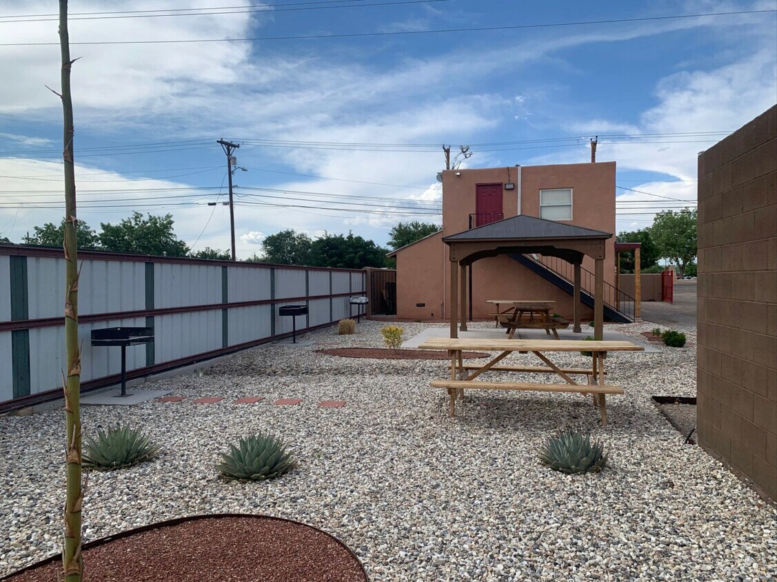 Cenador, picnic y parrillas - Adobe Manor Apartments