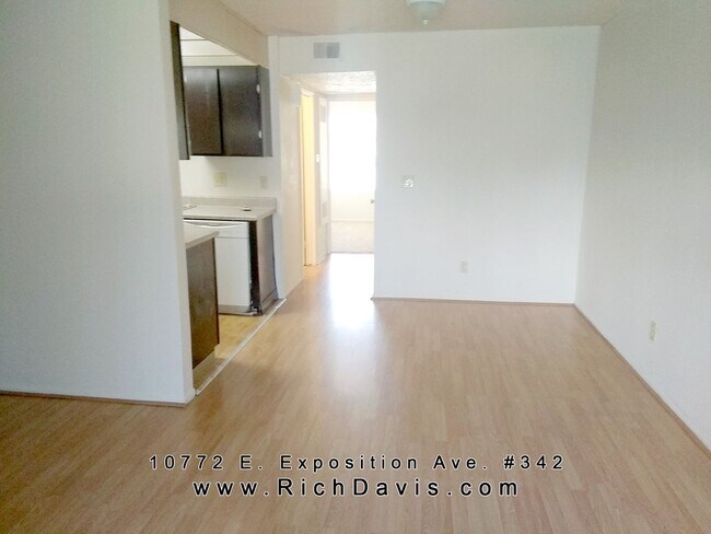 Foto del edificio - * 2 bed, 1 bath, Cherry Creek schools, Great location off Havana and Exposition with balcony and ...
