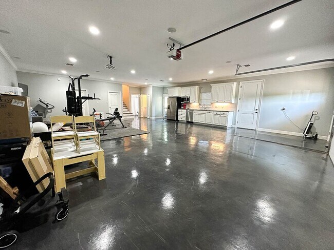 Foto del edificio - Furnished and utilities included!  1 bedroom garage apartment in *Stonewall* gated neighborhood!