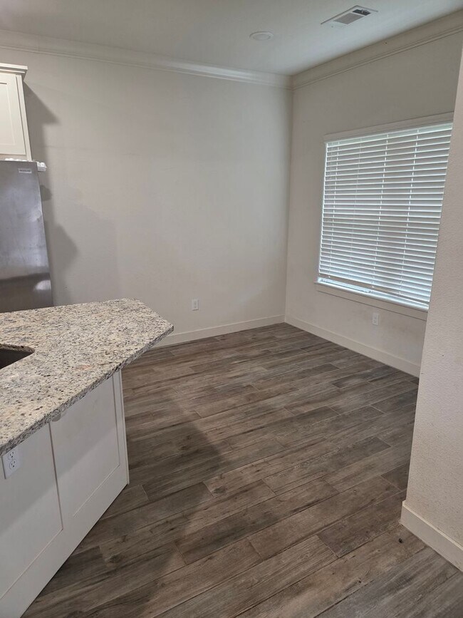 Building Photo - 2143 Sweetwater Ranch Ave