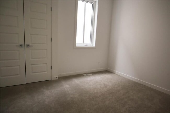 Building Photo - 91 Fossil Crk Cres