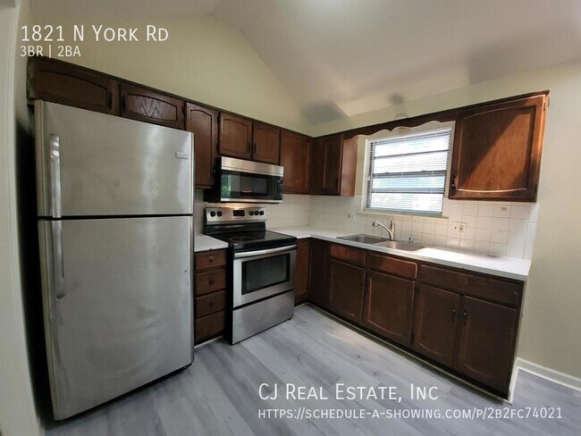 Foto del edificio - 1821 N York Rd