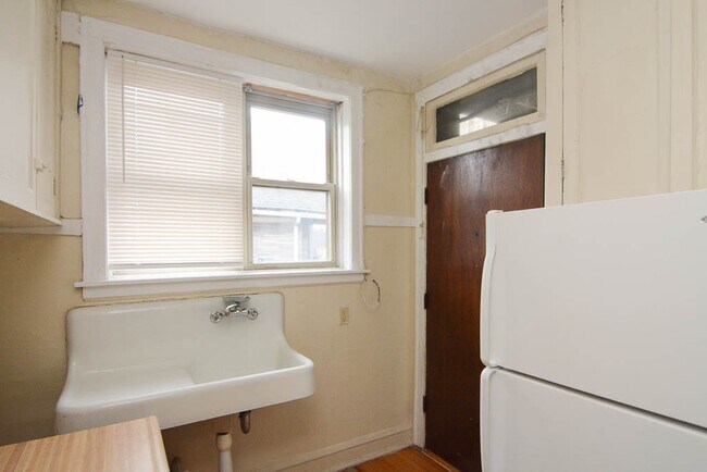 Building Photo - 4230 N Paulina St