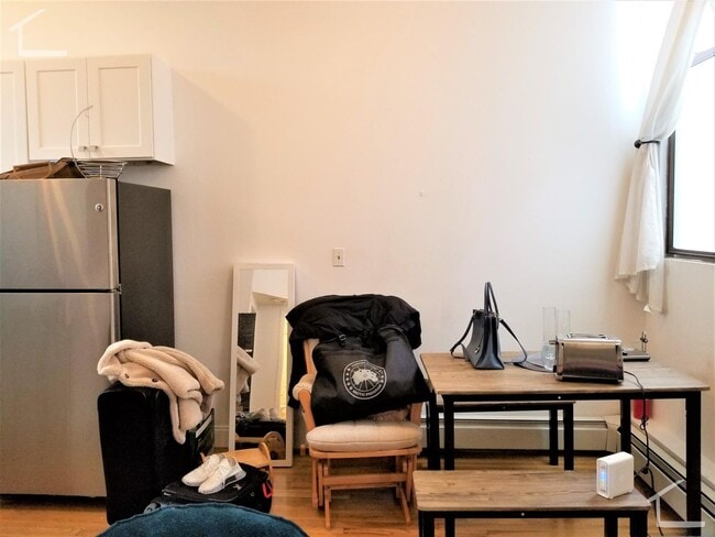 Building Photo - No Brokers Fee, Large Unit, Heat, Hot Water Included, Laundry on a Site