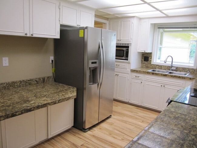 Building Photo - Three Bedroom Home in South Salem