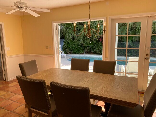 Foto del edificio - 1216 Crestwood Dr