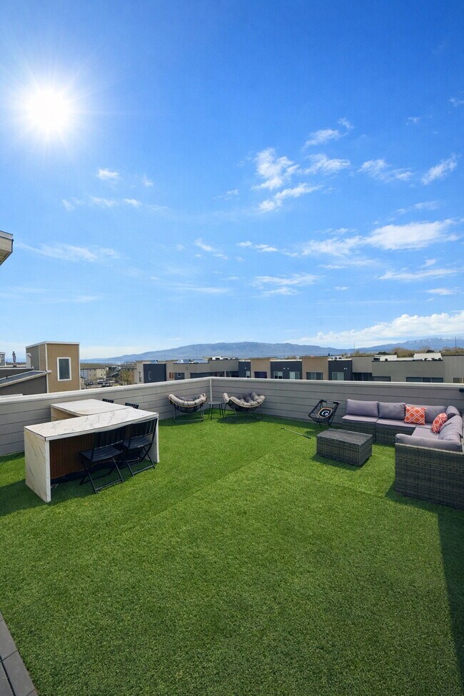 Foto del edificio - "Spacious 4-Bed Townhouse with Scenic Views & Rooftop Patio in American Fork!"