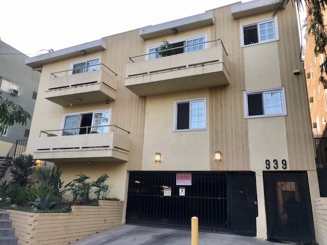 Primary Photo - 939 Larrabee St