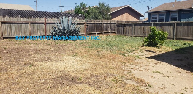 Foto del edificio - Updated 2 bedroom house on large lot in So...