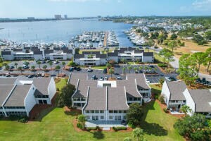 Foto del edificio - 4726 Bay Point Rd