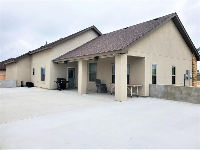 Building Photo - 1033 Diego Loop