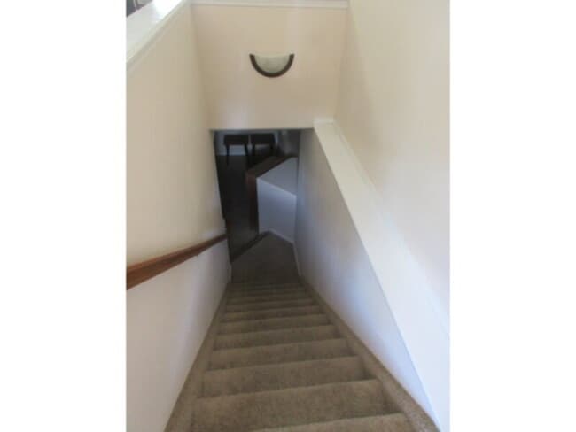 Building Photo - Townhome