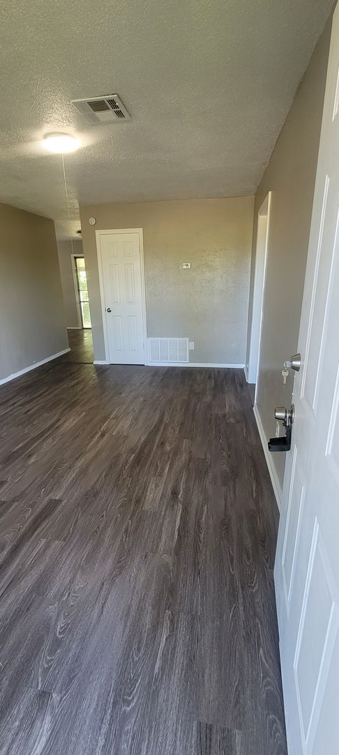 Building Photo - 5 Bedroom Rent to Own Home Available!
