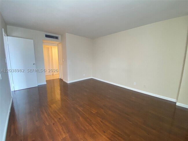 Foto del edificio - 3401 N Country Club Dr