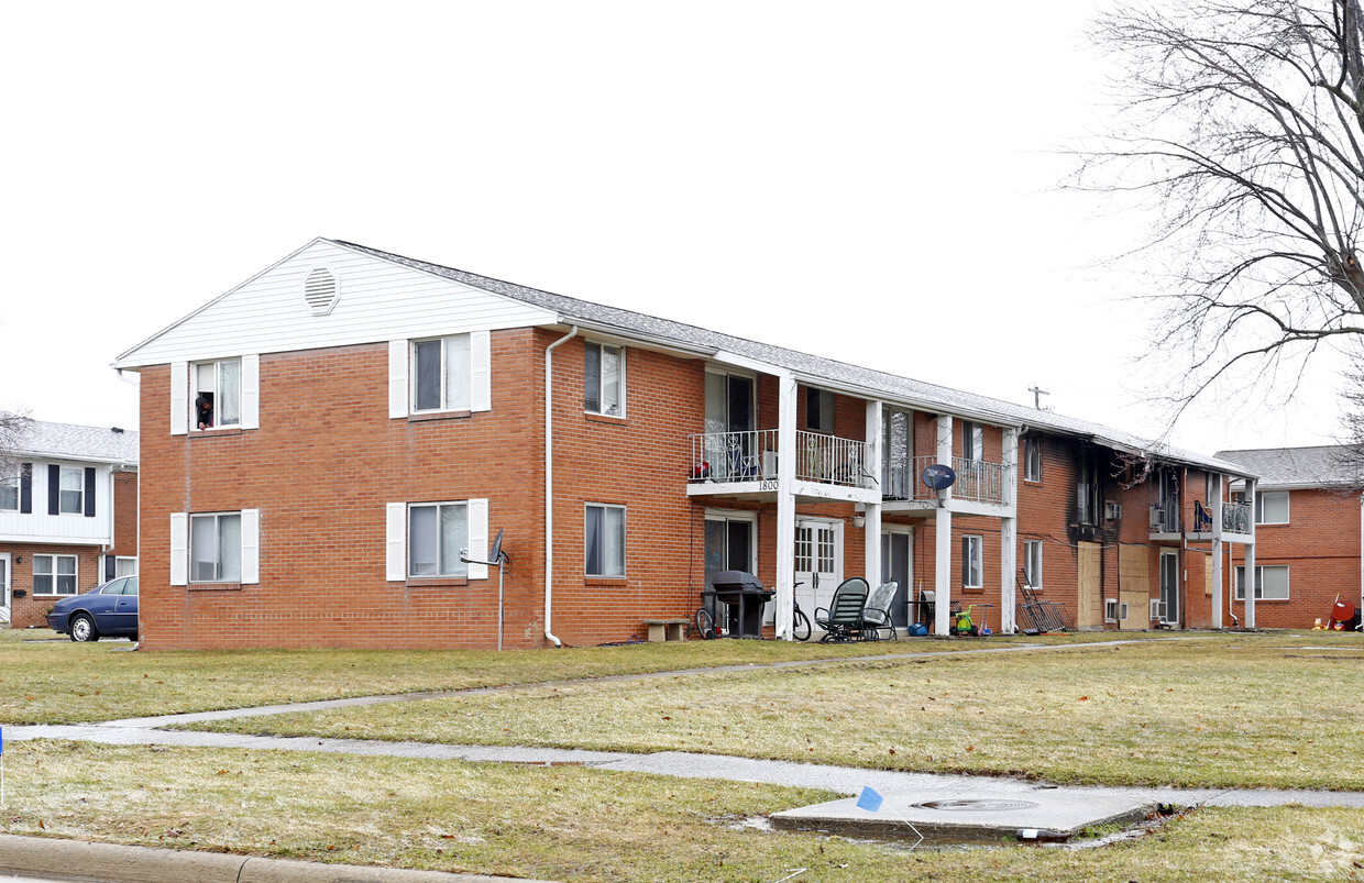 Building Photo - 1800 Queenswood Dr