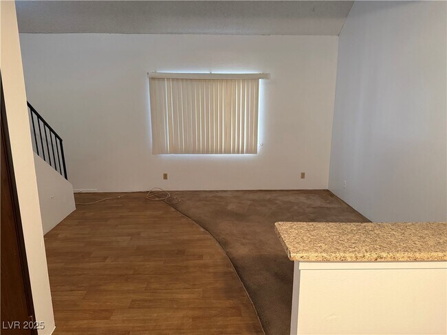 Foto del edificio - 5246 Golden Ln