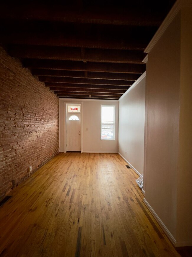 Building Photo - Charming 2-Bedroom Townhome with Modern Co...