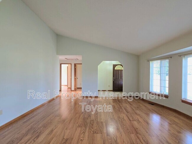 Building Photo - 338 W King Tut Rd
