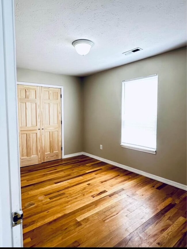 Building Photo - This 3 Bedroom Basement Duplex in Ozark is...