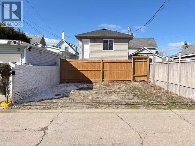 Photo du bâtiment - 658 Caron Ave