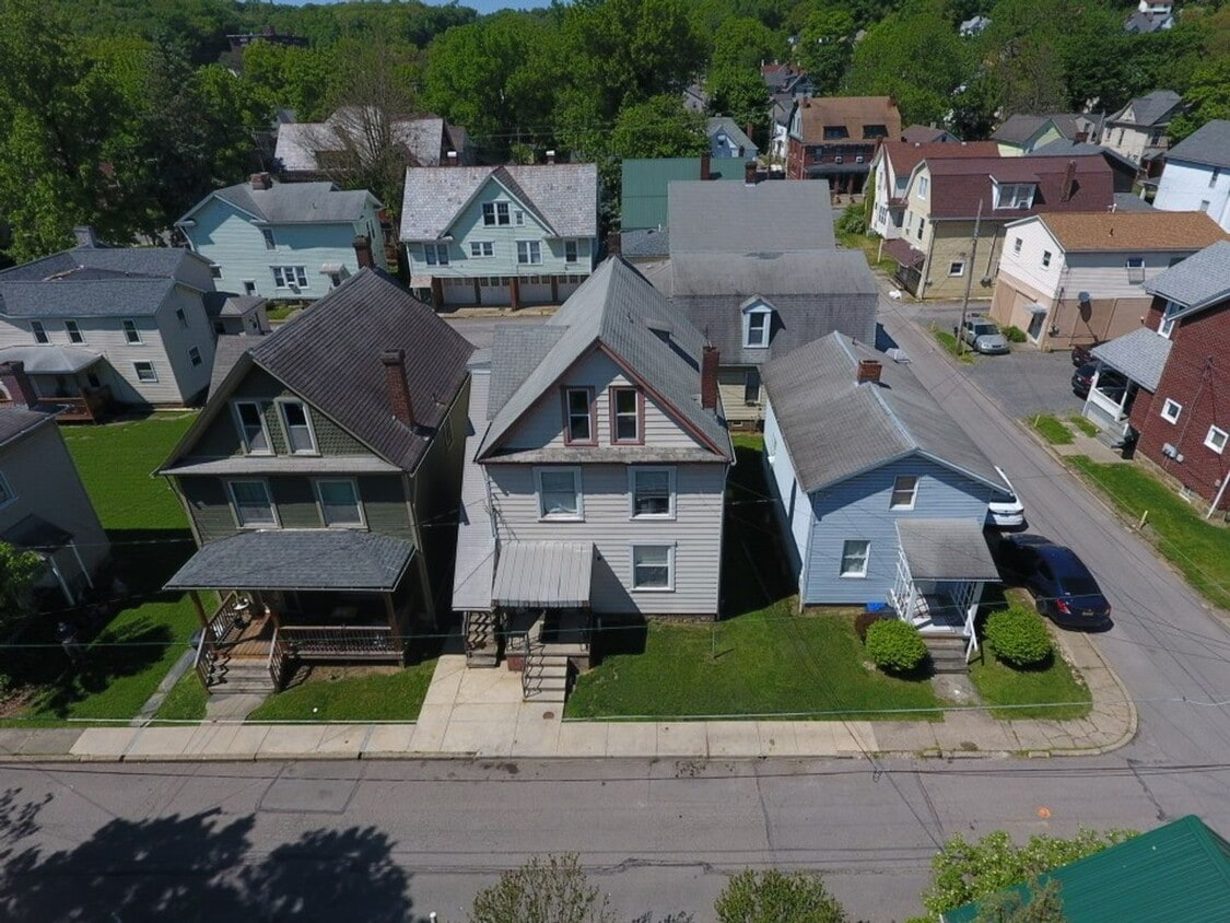 Primary Photo - 210-210.5-2105 E Walnut St