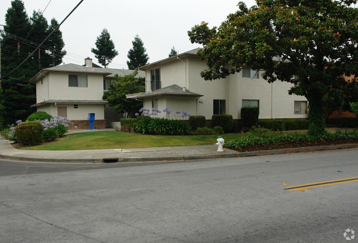 Building Photo - 902 Tamarack Ln