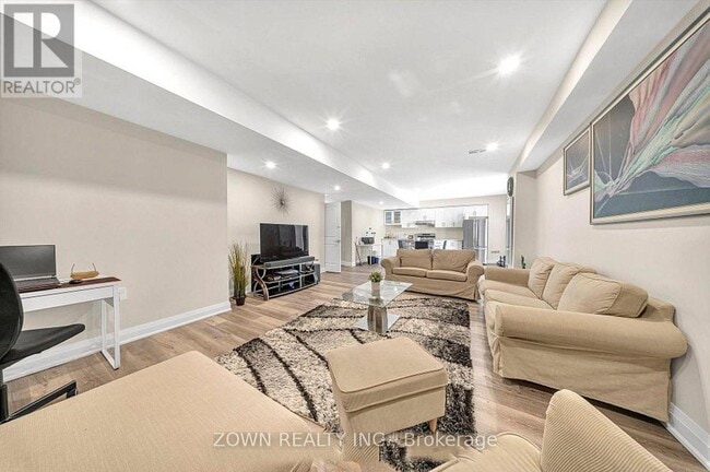 Building Photo - 736 Hillview Crescent