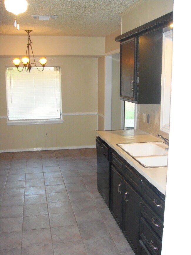 Building Photo - PRICE DROP AND REDUCED DEPOSIT! Pre-Leasin...