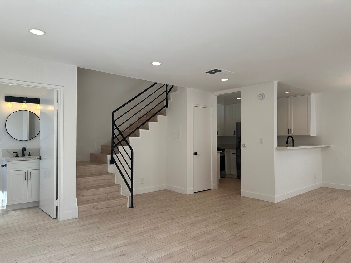 Primary Photo - 1212 N Gower St