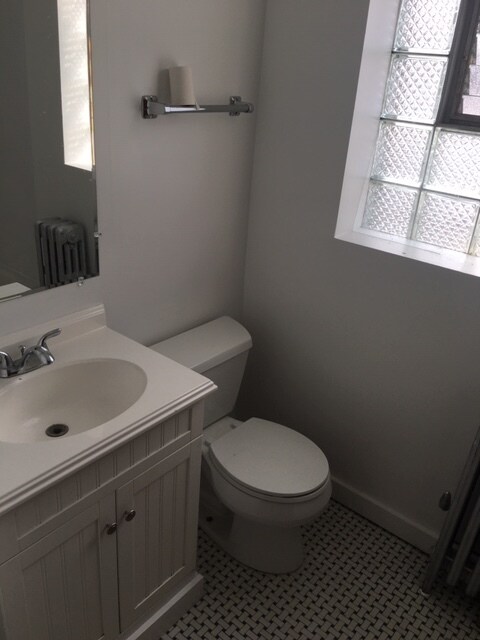 Baño - 4249 Main St