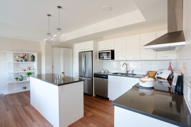 Photo du bâtiment - Helio Apartments & West 5 Townhomes