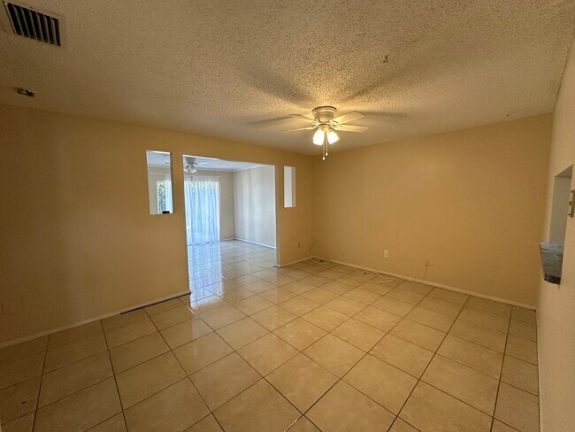 Foto del edificio - 2163 Alicia Dr