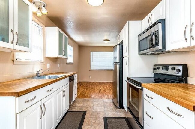 Building Photo - 2 bedroom in Seattle WA 98106