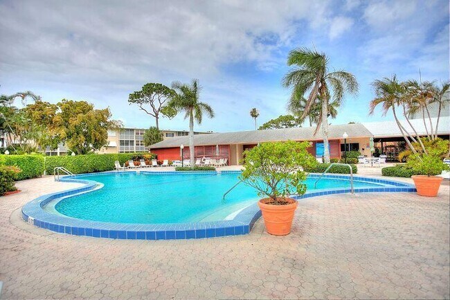 Foto del edificio - 2562 Garden Dr N