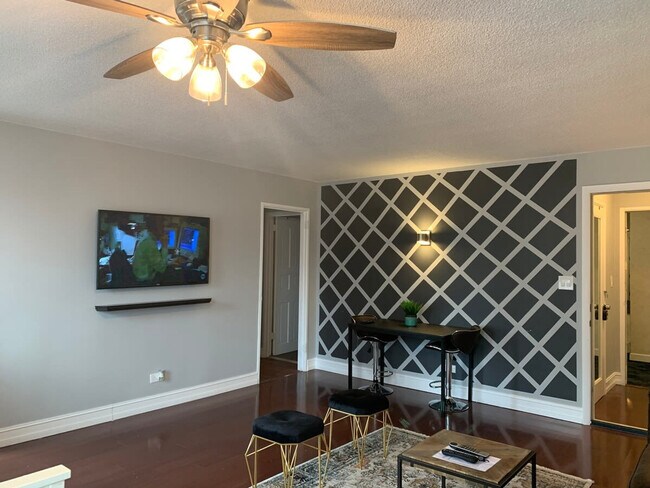 Building Photo - 300 W Peachtree St NW