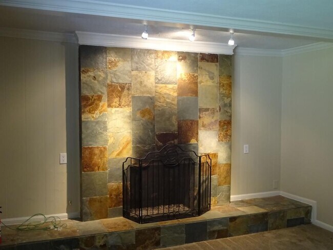 Building Photo - 1610 Corral Dr