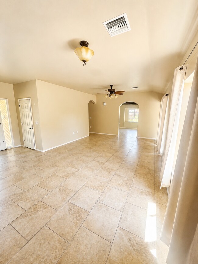Foto del edificio - 2735 E 13th St