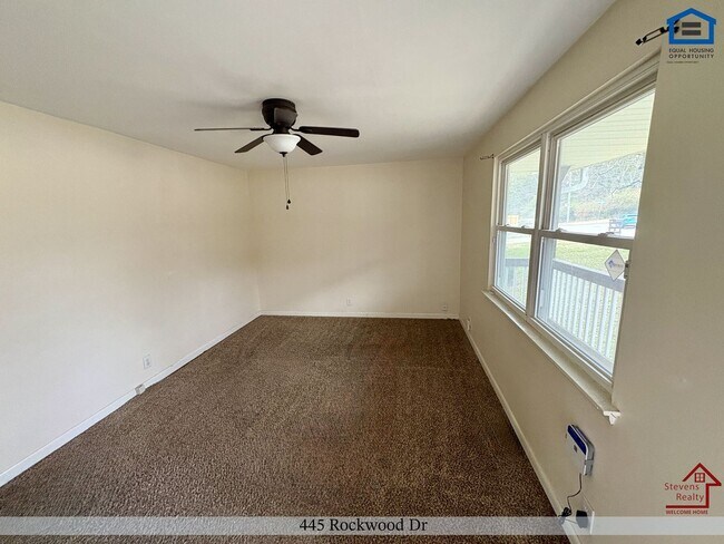 Foto del edificio - 445 Rockwood Dr