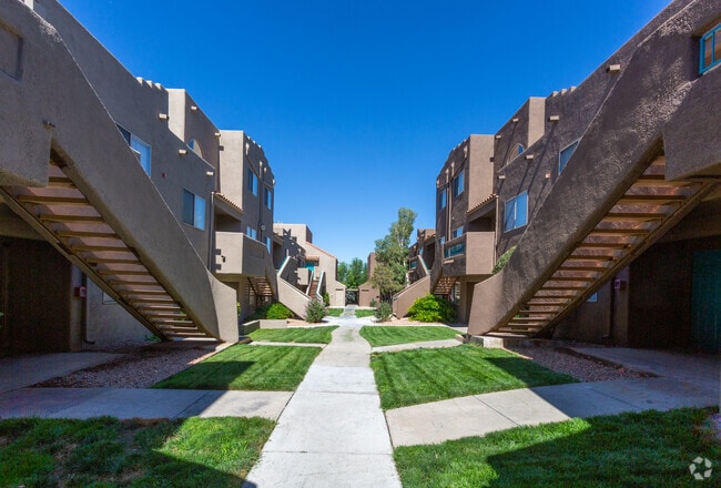 Building Photo - Las Kivas