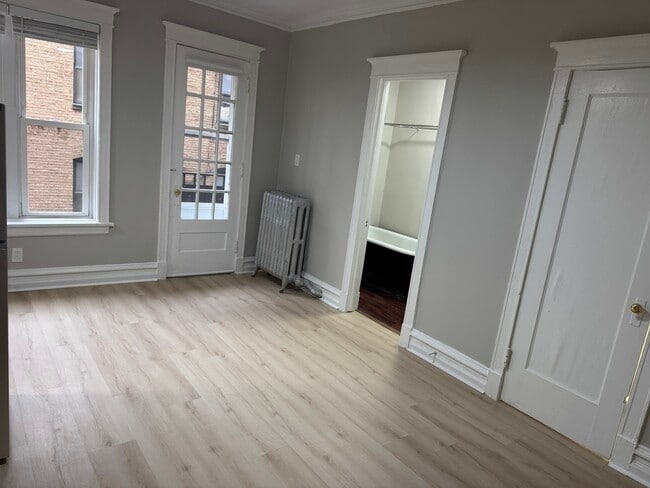 Building Photo - 4363 N Kenmore Ave