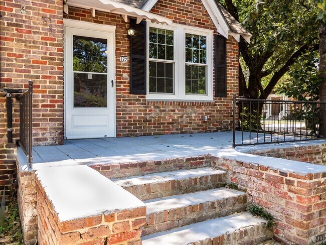 Foto del edificio - Oversized Renovated Downtown Cottage