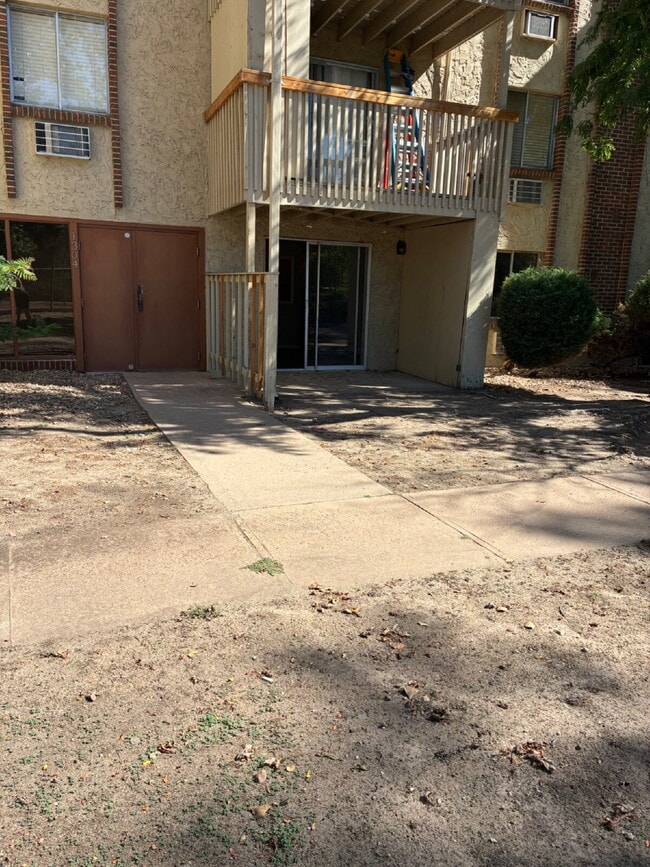 Building Photo - Updated 1 Bedroom 1 Bathroom on Ground Floor - Walkout Patio with easy access to amenities!