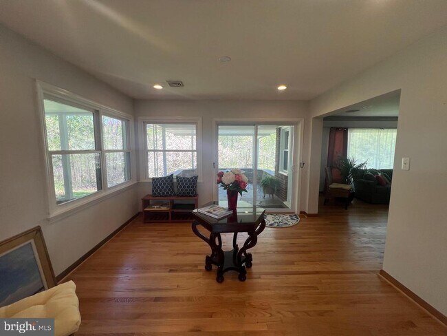 Foto del edificio - 5472 Merry Oaks Rd