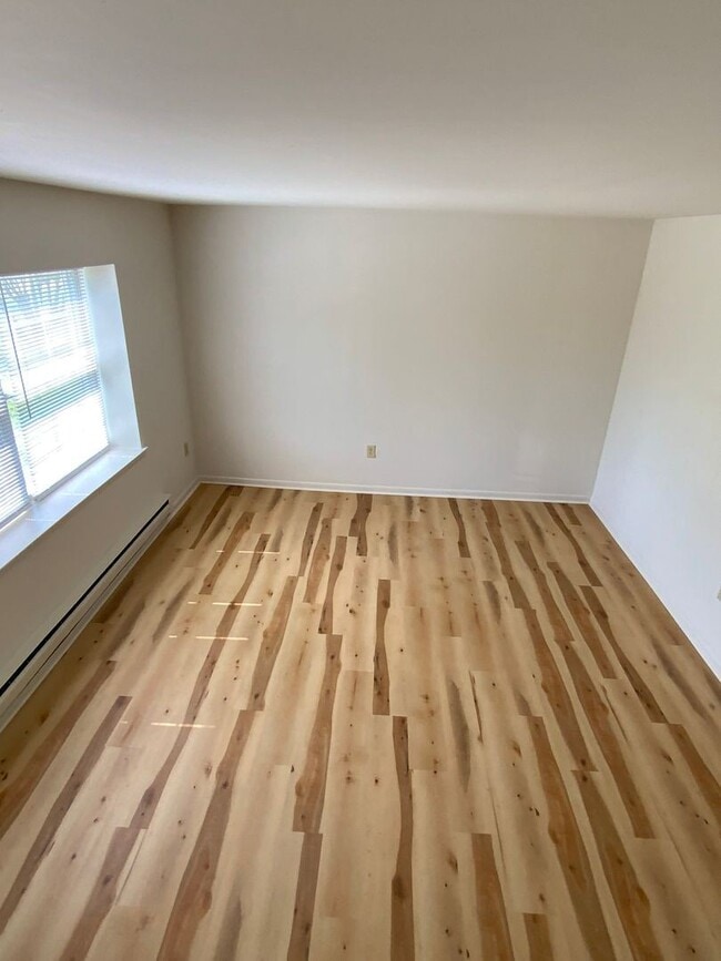Building Photo - 2 br, 1.5 bath House - 1540 MANOR BLVD