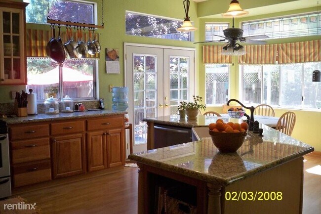 Building Photo - 3 br, 2 bath House - 1555 Maria Pl