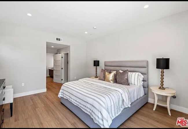 Building Photo - Century Place